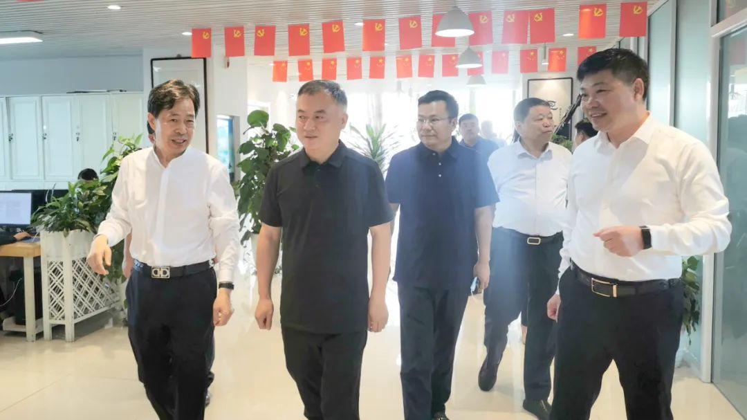 新密市委常委、政法委書(shū)記劉軍杰一行蒞臨榮盛科技集團(tuán)調(diào)研指導(dǎo)